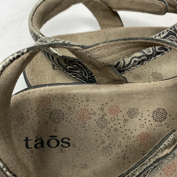 Taos Trophy Floral Embossed Pewter Leather Sandals - Picture 7 of 10